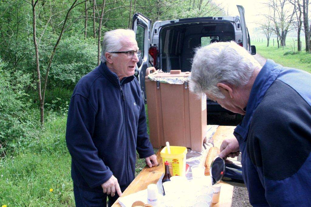 Roland KLINGELHOFFER et Oscar BITSCHENE; à la distribution de boissons, le 01/05/2013